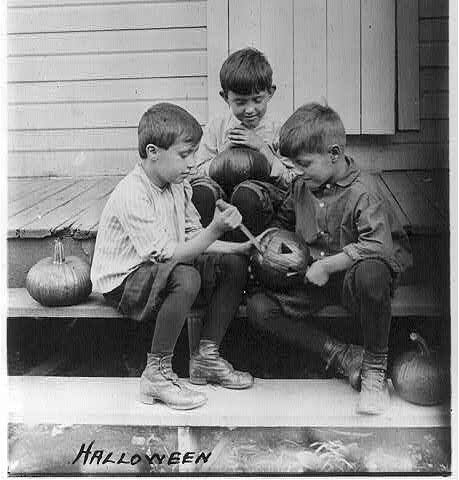 Tallando las calabazas de Halloween. De la División de Impresiones y Fotografías de la Biblioteca del Congreso.