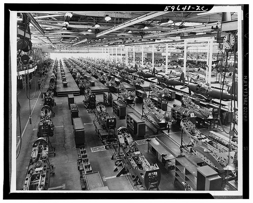 Foto sin título identificada como una línea de montaje de Bell Aircraft Corporation cerca de Niagara Falls, Nueva York, tomada entre 1940 y 1946. Oficina de Información de Guerra, División de Imágenes de Ultramar, colecciones de la Library of Congress.