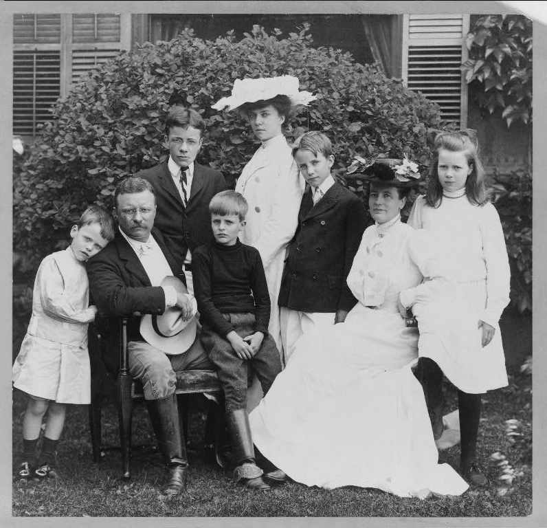 The Roosevelt family, 1903. From left to right: Quentin, Theodore Sr., Theodore Jr., Archie, Alice, Kermit, Edith, and Ethel. Collections of the Library of Congress.